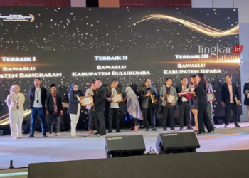 Bawaslu Jepara Raih Terbaik Tiga Anugerah Kehumasan Tingkat Nasional 31 SIMBOLIS: Perwakilan pimpinan Bawaslu Jepara Ali Purnomo saat menerima penghargaan dari Bawaslu RI kategori pengelolaan hubungan media terbaik Bawaslu Kabupaten se-Indonesia. (Tomi Budianto/Lingkarjateng.id)