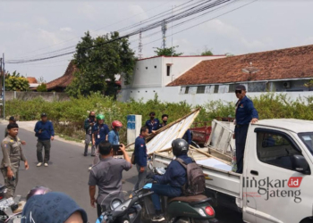 TEGAKKAN ATURAN: Panwascam Pati beserta jajarannya menertibkan Alat Peraga Kampanye (APK) Pemilu 2024 di wilayah Kecamatan Pati, Senin, 13 November 2023. (Dok. Pribadi/Lingkarjateng.id)