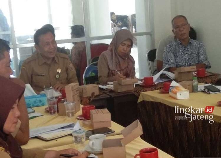 Besaran UMK Batang 2024 Belum Ada Titik Temu 25 RAPAT UMK: Kepala Dinas Tenaga Kerja dan Transmigrasi Rahmad Nurul Fadilah (nomor 3 dari kanan) pada saat rapat bersama Dewan Pengupahan setempat terkait penetapan UMK Batang 2024. (Antara/Lingkarjateng.id)