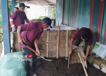 PELATIHAN: Sejumlah kelompok petani di Kabupaten Blora mengikuti pelatihan pembuatan pupuk organik. (Dok. Humas Pemkab Blora/Lingkarjateng.id)