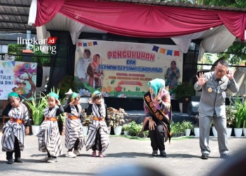 Bunda PAUD Salatiga Komitmen Tingkatkan Kualitas Pendidikan Anak Usia Dini 29 SEREMONIAL: Sejumlah anak TK mementaskan tarian tradisional saat pengukuhan Bunda PAUD di halaman Kantor Dinas Pendidikan Kota Salatiga pada Senin, 20 November 2023. (Dok. Prokompim Setda Salatiga/Lingkarjateng.id)