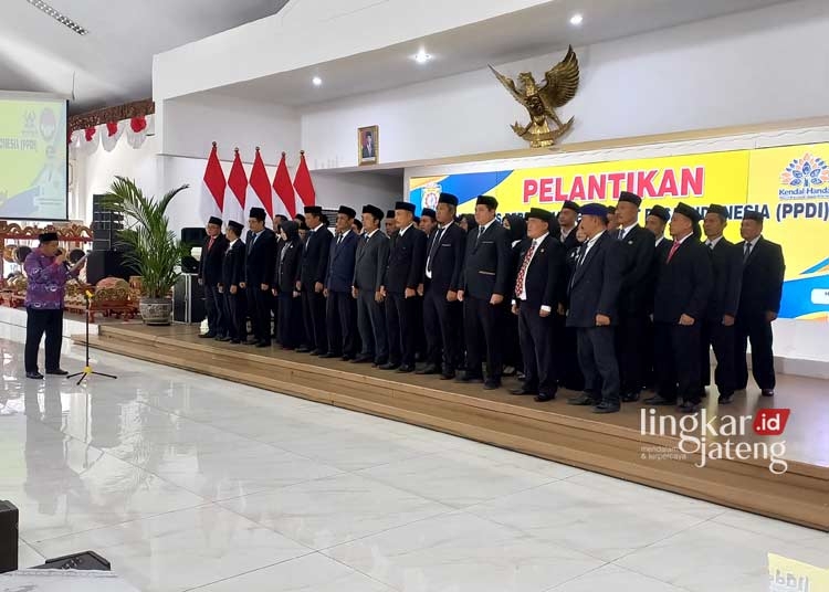 Bupati Dico Harap PPDI Kendal Ciptakan Terobosan untuk Beri Kontribusi Terbaik 25 PELANTIKAN : Pengambilan sumpah jabatan Pengurus Persatuan Perangkat Desa Indonesia (PPDI) masa bakti 2023-2028 oleh Ketua PPDI Provinsi Jawa Tengah, Herry Purnomo di Pendopo Tumenggung Bahurekso Setda Kendal. (Arvian Maulana/Lingkarjateng.id)