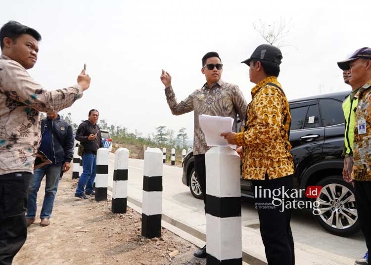 CEK LOKASI: Bupati Kendal, Dico M. Ganinduto (berkacamata) sedang meninjau jalan Gemuh-Patean. (Humas Pemkab Kendal for Lingkar/Lingkarjateng.id)