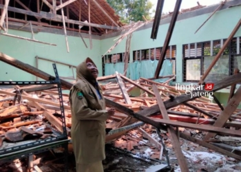 Butuh Perbaikan! Atap Gedung Laboratorium Komputer SMPN 2 Kedungtuban Blora Runtuh 29 RUNTUH: Salah satu guru di SMPN 2 Kedungtuban Blora menunjukkan kondisi atap Gedung laboratorium komputer yang runtuh. (Hanafi/Lingkarjateng.id)