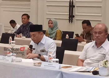 PRESENTASI: Pj Bupati Jepara Edy Supriyanta saat memaparkan rencana penataan wilayah kawasan perkotaan Kalinyamat di hadapan tim kementerian, Rabu, 22 November 2023 di Jakarta. (Tomi Budianto/Lingkarjateng.id)
