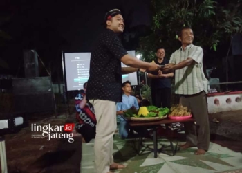 TASYAKURAN: Caleg NasDem untuk dapil 2 Kabupaten Jepara, Muhammad Ramadhan Adinda Prabu (kiri), saat menghadiri tasyakuran pengaspalan Jalan di Dukuh Margokerto, Desa Bondo RW 08, Kecamatan Bangsri, Kabupaten Jepara pada Kamis, 23 November 2023. (Muslichul Basid/Lingkarjateng.id)