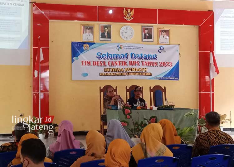 Camat Weleri Kendal Dukung Bumiayu sebagai Desa Cantik 25 PENJURIAN: Kegiatan tahapan penilaian Desa
Cinta Statistik (Cantik) di Desa Bumiayu, Kecamatan Weleri, Kabupaten Kendal. (Arvian Maulana/Lingkarjateng.id)