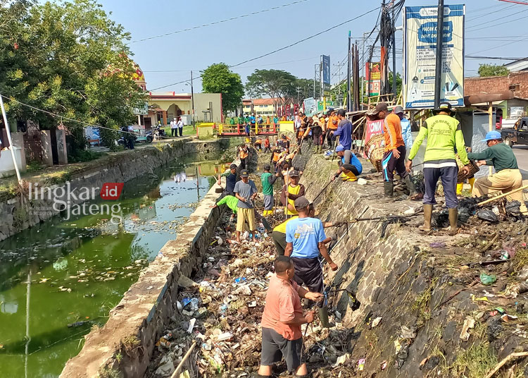 GOTONG ROYONG: Personel gabungan membersihkan sampah di Kali Aji, Kaliwungu, Kendal. (Arvian Maulana/Lingkarjateng.id)