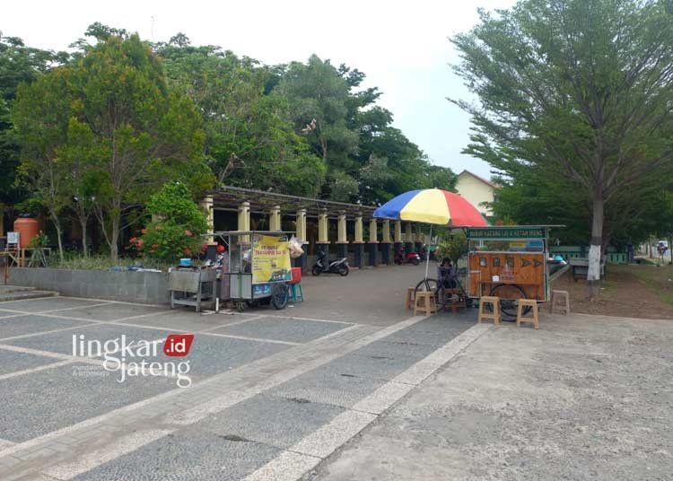 DLH Kendal Imbau Pengunjung Jaga Kebersihan RTH Hutan Klorofil 25 MENJAJAKAN DAGANGAN: Para pedagang menjajakan makanan di area khusus untuk pedagang RTH Hutan Klorofil, Kelurahan Kebondalem, Kecamatan Kendal, Kabupaten Kendal. (Arvian Maulana/Lingkarjateng.id)