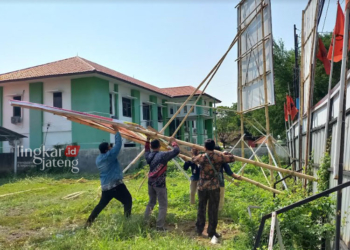 PENERTIBAN: Bawaslu Kendal mencopot Alat Peraga Sosialisasi (APS) Pemilu yang melanggar aturan. (Arvian Maulana/Lingkarjateng.id)