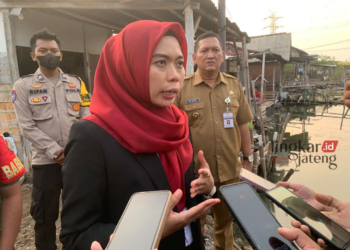 MEMAPARKAN: Bupati Demak Eisti’anah saat dimintai keterangan belum lama ini. (M. Burhanuddin Aslam/Lingkarjateng.id)