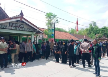 DEMO: Ratusan petani yang tergabung dalam Organisasi Lidah Tani demo di Kantor Kepala Desa Temulus, Kecamatan Randublatung, Kabupaten Blora pada Jumat, 24 November 2023 pagi. (Hanafi/Lingkarjateng.id)