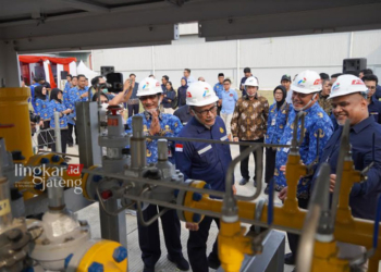 SAMBUT BAHAGIA: Jajaran Kementerian ESDM dan Sekda Kendal meninjau jalur pipa gas transmisi gas bumi ruas Cirebon-Semarang tahap I di Kawasan Industri Kendal beberapa waktu lalu. (Diskominfo Kendal/Lingkarjateng.id)