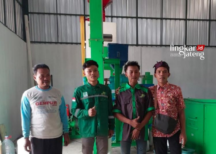 Dispertan Kendal Upayakan Peningkatan Pengelolaan Lumbung Pangan Masyarakat 25 MENINJAU: Kabid Ketahanan Pangan Dispertan Kendal, Alwi (paling kanan), memberikan pembinaan pengelolaan lumbung pangan masyarakat. (Dok. Dispertan Kendal/Lingkarjateng.id)