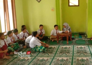 Dukung Pendidikan Agama, Pemkab akan Berlakukan Program Blora Mengaji di SD dan SMP 25 MENGAJI: Siswa SDN 2 Jetis, Kecamatan/Kabupaten Blora sedang mengikuti kegiatan ekstrakurikuler baca tulis Al-qur’an. (Hanafi/Lingkarjateng.id)