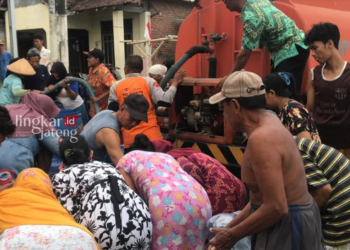 BEREBUT: Penyaluran air bersih kepada masyarakat Demak yang terdampak kekeringan baru baru ini. (M. Burhanuddin Aslam/Lingkarjateng.id)