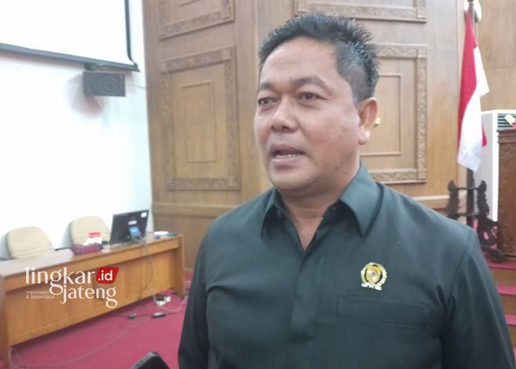 BERI KETERANGAN: Ketua DPRD Pati, Ali Badrudin. (Arif Febriyanto/Lingkarjateng.id)