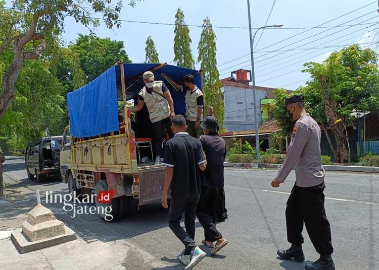 DIAMANKAN: PGOT yang terjaring razia petugas dibawa ke shelter Dinsos Grobogan. (Dok. Polres Grobogan for Lingkar/Lingkarjateng.id)