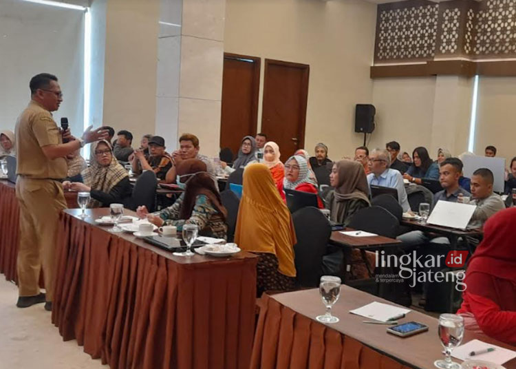 BELAJAR BERSAMA: Perwakilan Disporapar Kendal saat memberikan arahan kepada para pelaku ekraf di Hotel Sae Inn Kendal, Senin, 27 November 2023. (Arvian Maulana/Lingkarjateng.id)