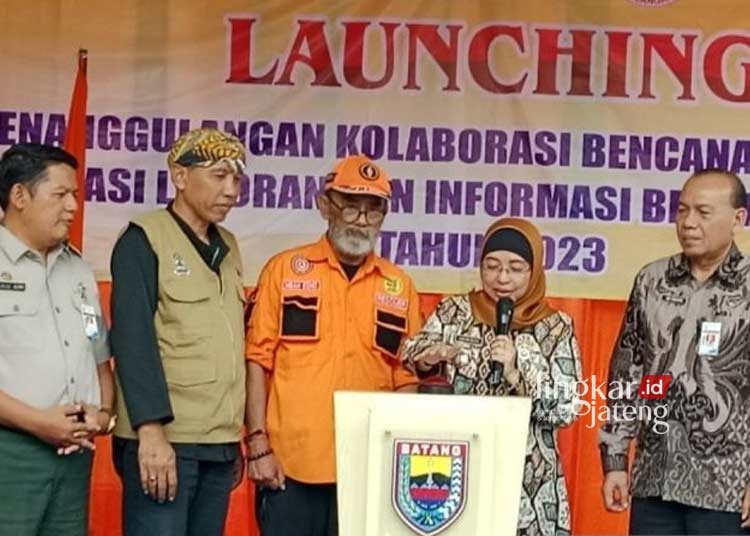 SIMBOLIS: Pj Bupati Batang, Lani Dwi Rejeki menekan tombol sebagai tanda peluncuran program Genta Kuat dan Albab. (Antara/Lingkarjateng.id)