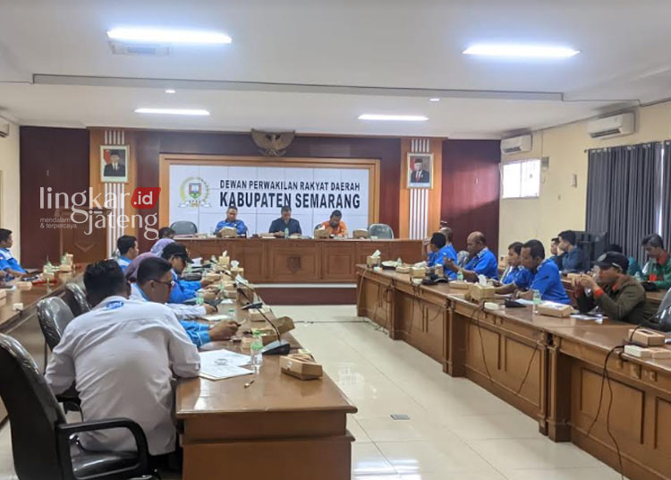 AUDIENSI: Para buruh yang tergabung dalam Gerakan Masyarakat Pekerja Ungaran (Gempur) menemui DPRD Kabupaten Semarang, Rabu, 29 November 2023. (Hesty Imaniar/Lingkarjateng.id)