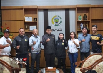 BERI DUKUNGAN: Ketua Federasi Olahraga Karate-Do Indonesia (Forki) Kabupaten Jepara, Haizul Ma'arif (keempat dari kiri) berfoto bersama official Forki Jepara dan atlet yang akan diberangkatkan mengikuti kejuaraan karate internasional The MIKO. (Muslichul Basid/Lingkarjateng.id)