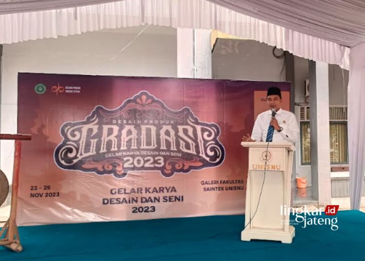 SAMBUTAN: Ketua DPRD Jepara Haizul Ma’arif saat membuka “Gelar Karya Desain dan Seni 2023” di Fakultas Saintek UNISNU Jepara pada Kamis, 23 November 2023. (Tomi Budianto/Lingkarjateng.id)