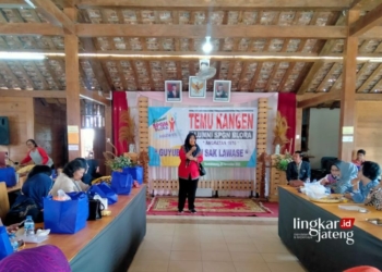 RAMAH TAMAH: Suasana temu kangen Alumni Sekolah Pendidikan Guru Negeri Blora angkatan tahun 1976 di Resto Anggur, Kecamatan Randublatung, Kabupaten Blora pada Sabtu, 25 November 2023. (Hanafi/Lingkarjateng.id)
