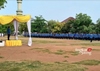 UPACARA: Suasana upacara HUT ke-52 Korpri yang diikuti jajaran ASN Pemerintah Kabupaten Kendal di Alun-alun Kendal pada Rabu, 29 November 2023. (Arvian Maulana/Lingkarjateng.id)