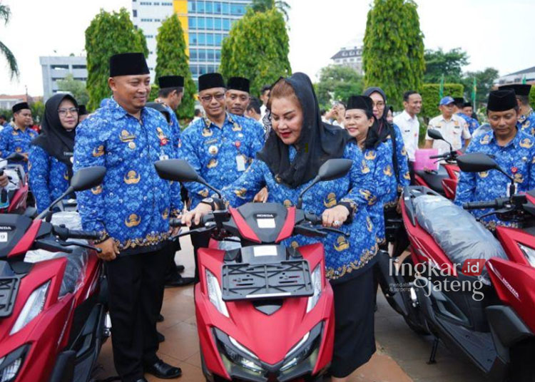 HUT KORPRI: Wali Kota Semarang Hevearita Gunaryanti Rahayu saat penyerahan inventaris sepeda motor baru untuk 177 lurah di Semarang, Rabu, 29 November 2023. (Antara/Lingkarjateng.id)