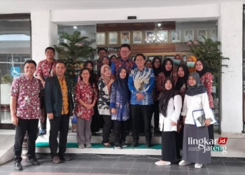 BERPOSE: Organisasi profesi kesehatan usai melakukam audiensi dengan Sekda Kendal terkait mahalnya pengurusan sertifikat laik fungsi pada Kamis, 23 November 2023. (Dok. IAI Kendal/Lingkarjateng.id)