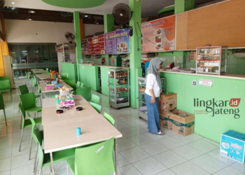 MASIH BERTAHAN: Salah seorang pedagang di Plaza Pragolo sedang menunggui warung makannya yang sepi dari pengunjung, Selasa, 7 November 2023. (Setyo Nugroho/Lingkarjateng.id)
