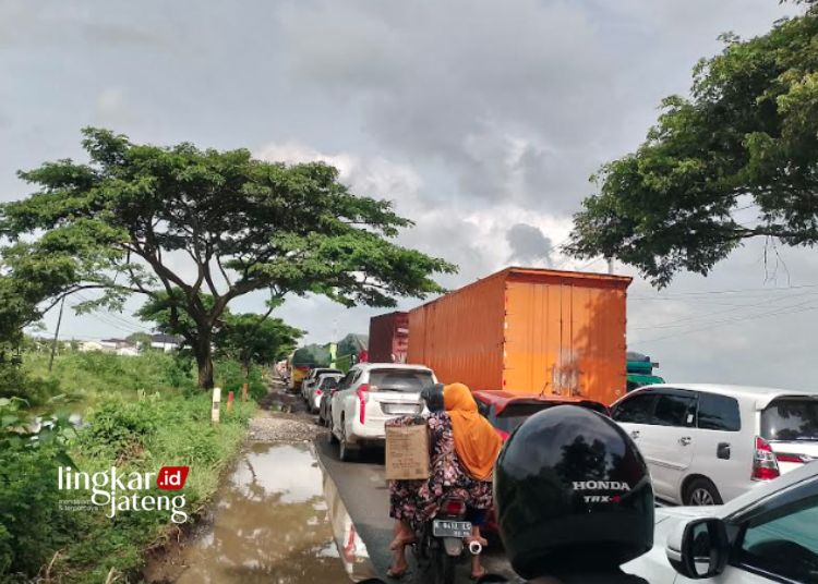 MACET PARAH: Kondisi kemacetan lalu lintas di Jalan Pati-Rembang beberapa waktu lalu. (Arif Febriyanto/Lingkarjateng.id)