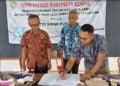 SIMBOLIS: Penandatanganan perjanjian kerja sama pelaksanaan program kampung iklim di Desa Gindang oleh Kepala DLH Kendal, Kepala Desa Gondang dan PT Tri Sinar Purnama pada Minggu, 26 November 2023. (Arvian Maulana/Lingkarjateng.id)