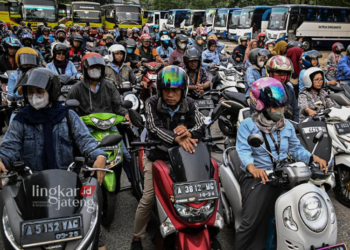 PEJUANG NAFKAH: Sejumlah buruh menaiki sepeda motor saat antre pulang di salah satu pabrik di Kota Tangerang, Jumat, 17 November 2023. (Antara/Lingkarjateng.id)