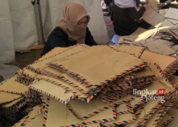 ILUSTRASI: Tumpukan amplop coklat yang berisi cv para pencari kerja. (Antara/Lingkarjateng.id)