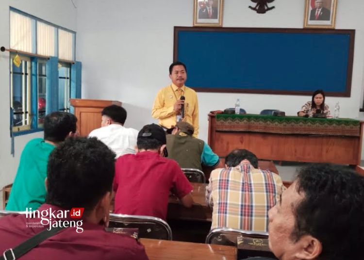 PEMAPARAN: Ketua Bawaslu Pati Supriyanto saat menyampaikan materi dalam FGD bersama Forum Wartawan Pati di Kantor Diskominfo Pati pada Selasa, 14 November 2023. (Arif Febriyanto/Lingkarjateng.id)