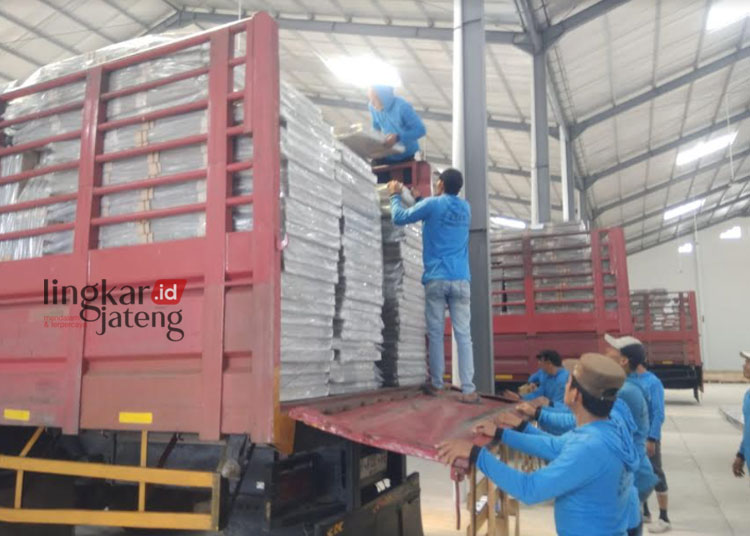 KPU Kota Semarang Terima 18.584 Logistik Pemilu 2024, Selanjutnya akan Disortir 25 GOTONG ROYONG: Satu truk kotak suara diturunkan di Kota Semarang, Senin, 6 November 2023. (Rizky Syahrul Al-Fath/Lingkarjateng.id)