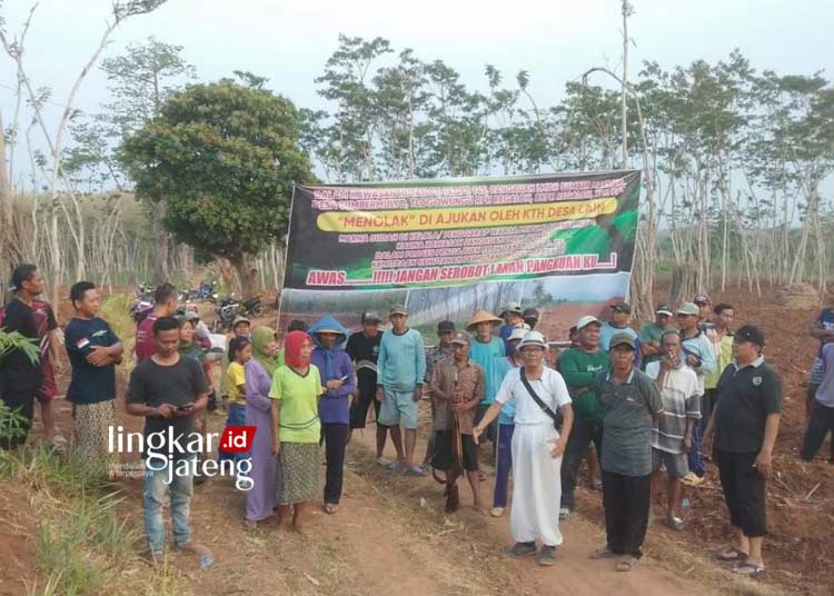 UNJUK RASA: Puluhan petani KTH Sumber Makmur Desa Sumbermulyo, Kecamatan Tlogowungu, Kabupaten Pati menolak usulan penggarapan hutan oleh KTH Ngudi Makmur Desa Regaloh pada Jumat, 3 November 2023. (Arif Febriyanto/Lingkarjateng.id)