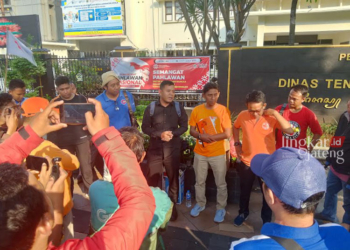 PENUH HARAP: Suasana di luar kantor Disnakertrans Jateng saat Perwakilan Buruh ikut mengawal Rapat Pleno, Kamis, 16 November 2023. (Rizky Syahrul/Lingkarjateng.id)