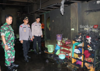 MEMANTAU: Kapolres Semarang, AKBP Achmad Oka Mahendra didampingi Kapolsek Bergas, AKP Wahyono, jajaran Polres Semarang, serta didampingi aparat TNI, dan pemilik ponpes melakukan pemantauan di asrama putri Pondok Pesantren (ponpes) Darussalam, yang ada di RT 3 RW 2 Desa Gebungan, Kecamatan Bergas, Kabupaten Semarang terbakar pada Rabu, 8 November 2023. (Hesty Imaniar/Lingkarjateng.id)