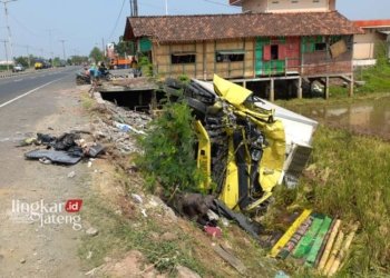 RINGSEK: Truk box bermuatan jeruk terlihat ringsek usai menghantam warung dan truk lain yang sedang parkir, di Jalan Arteri Weleri, Kabupaten Kendal. (Arvian Maulana/Lingkarjateng.id)