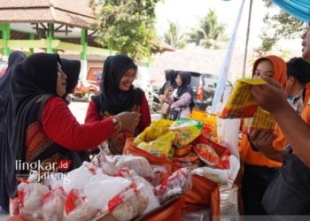 ANTUSIAS: Masyarakat Kecamatan Subah berduyun-duyun membeli paket sembako pada kegiatan Operasi Pangan Murah di Batang. (Antara/Lingkarjateng.id)