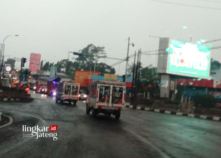 ARUS LALU LINTAS: Kondisi lalu lintas di simpang Pasar Rejosari, Kota Salatiga pada Rabu, 1 November 2023. (Angga Rosa/Lingkarjateng.id)