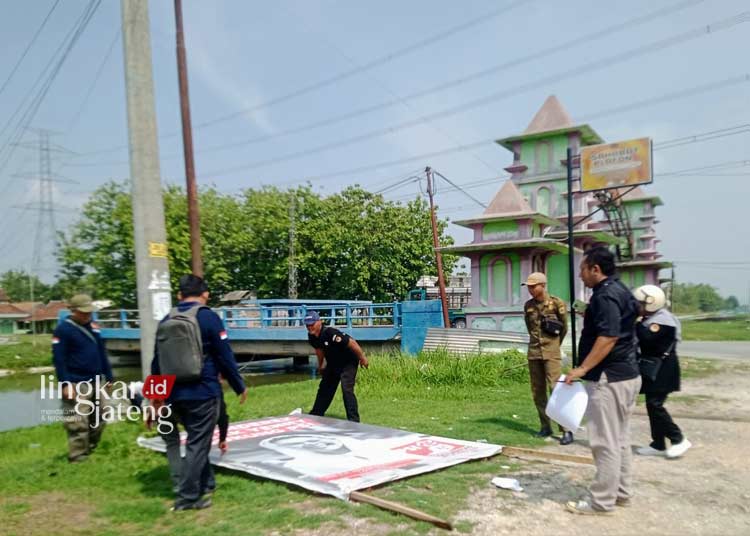 Langgar Aturan Baliho Caleg di Grobogan Ditertibkan Petugas