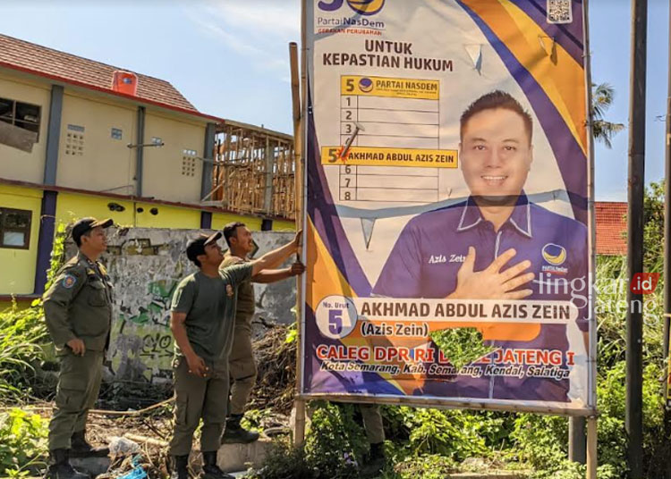 PENERTIBAN: Alat Peraga Sosialisasi (APS) yang melanggar ketentuan dicabut oleh tim gabungan dari Satpol PP, Bawaslu, dan Bakebangpol Kabupaten Semarang, Rabu, 22 November 2023. (Hesty Imaniar/Lingkarjateng.id)