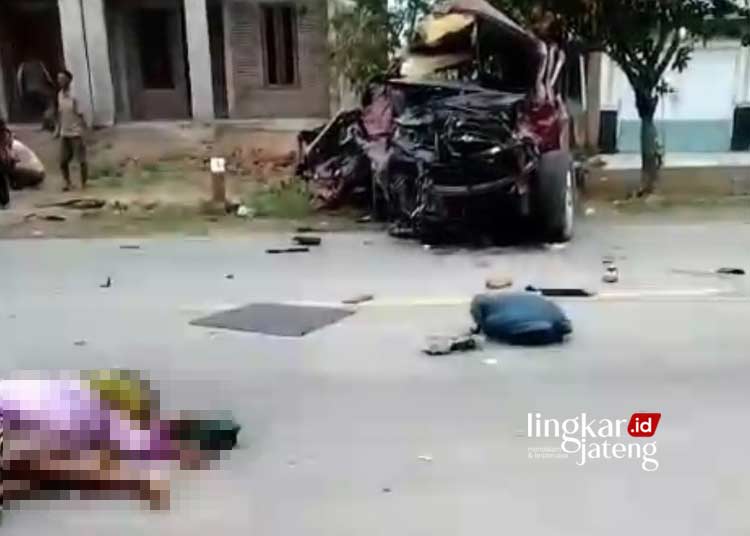 TANGKAPAN LAYAR: Tampak kondisi korban yang mengalami kecelakaan di Jalan Demak-Welahan turut Desa Geneng, Kecamatan Mijen, Kabupaten Demak pada Kamis, 23 November 2023. (M. Burhanuddin Aslam/Lingkarjateng.id)