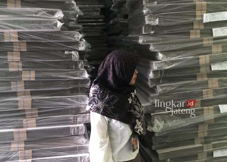 Ketua KPU Demak Siti Ulfaati saat berada di salah satu gudang penyimpanan logistik Pemilu 2024. (demakkab.go.id/Lingkarjateng.id)