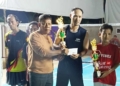 APRESIASI: Mbah Urip menyerahkan piala penghargaan kepada pemenang turnamen bulu tangkis PB Mutiara di Desa Depok Kecamatan Tulis, Kabupaten Batang. (Muslichul Basid/Lingkarjateng.id)