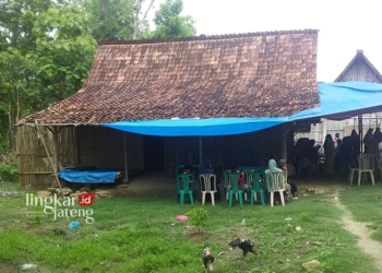 RUMAH DUKA : Keluarga Triyono sedang menunggu kepulangan Jasad Ayah tiga orang anak yang menjadi korban KKB di Kabupaten Puncak, Papua Tengah. (Dok. Pribadi for Lingkar/Lingkarjateng.id)